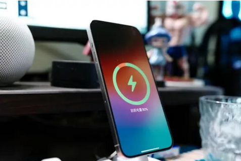 临澧苹果15换屏服务分享用什么充电器给iPhone15充电更好 